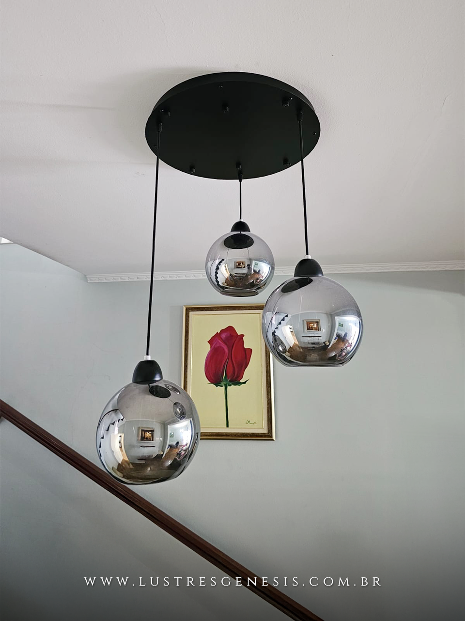 Lustre pendente Sarvah com tr&ecirc;s globos de vidro fum&ecirc; instalado em ambiente interno, ideal para sala de jantar, estar ou quartos.